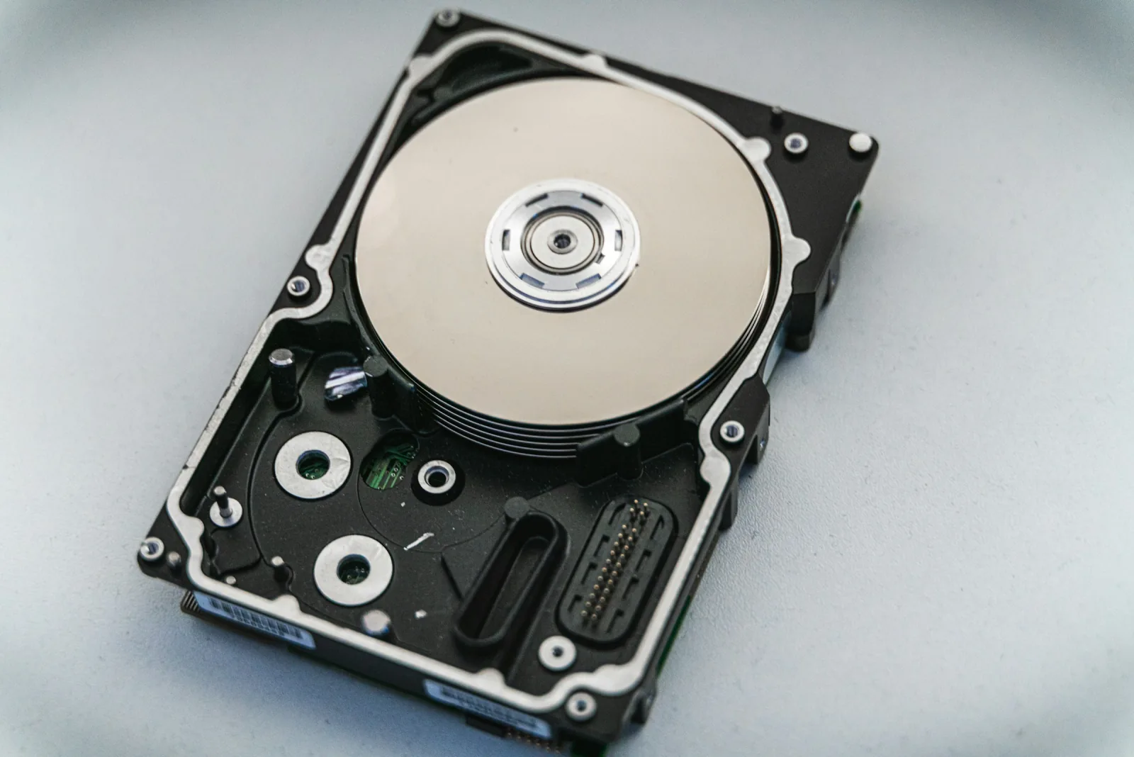 Externe Festplatte auf einem Schreibtisch – Sinnbild für die Backup-Strategie im Mittelstand