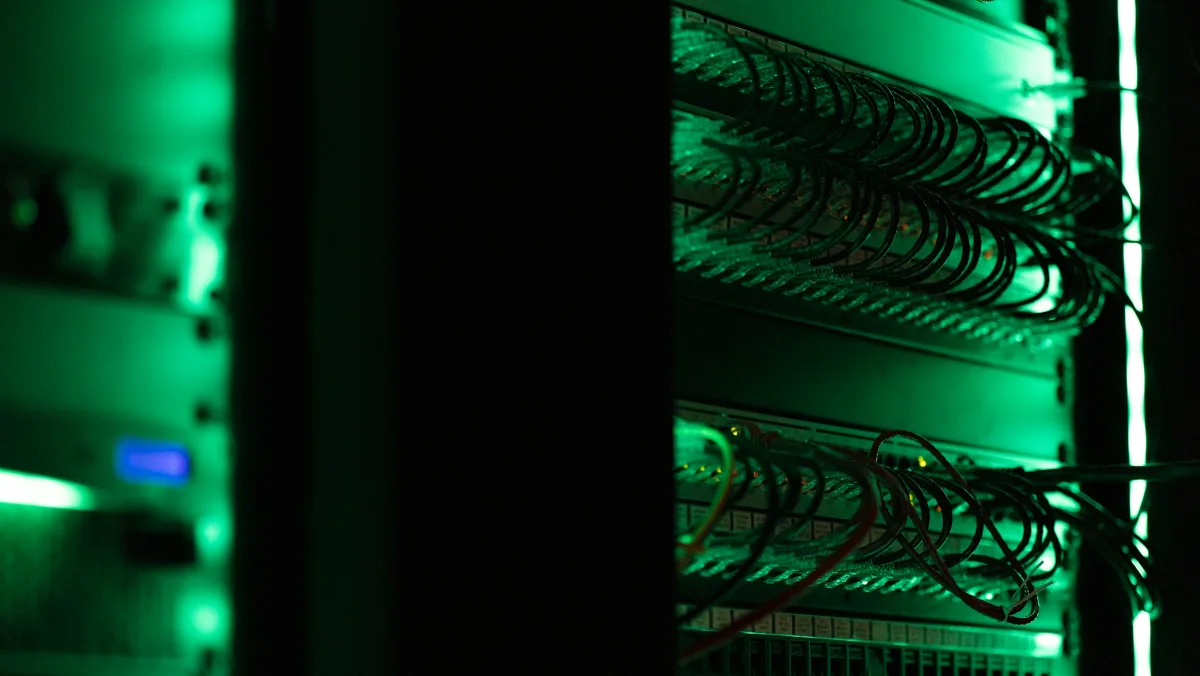 Serverschrank im abgedunkelten Technikraum – Ausgangspunkt einer Cloud-Migration im Mittelstand