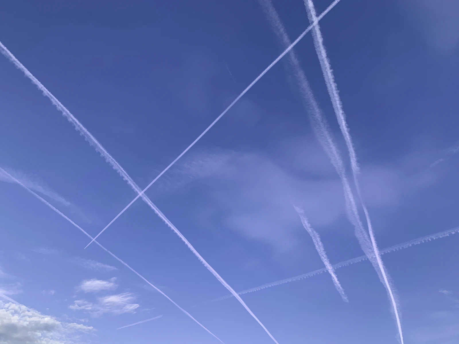 Wolken über einer Landschaft – Cloud-Migration im Mittelstand planen