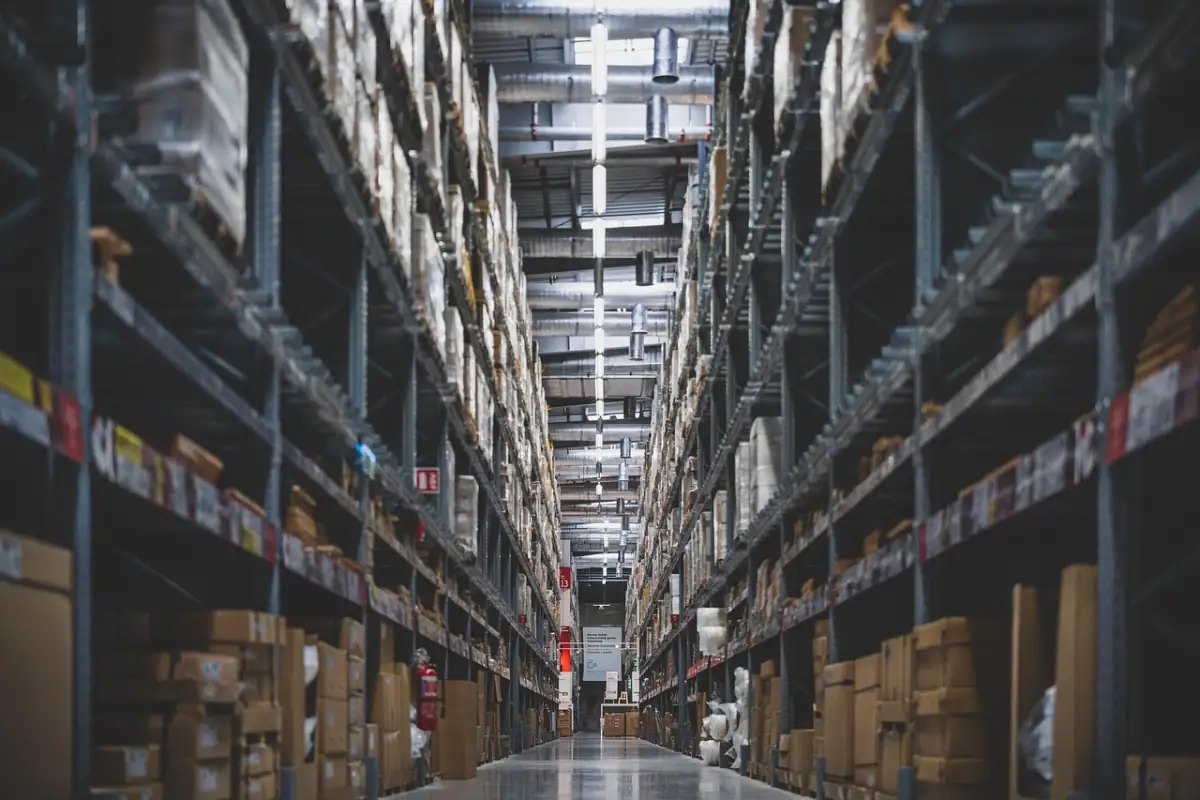 Lange Regalgänge in einem Lager – Sinnbild für strukturierte Ablage beim Cloud-Speicher im Unternehmen