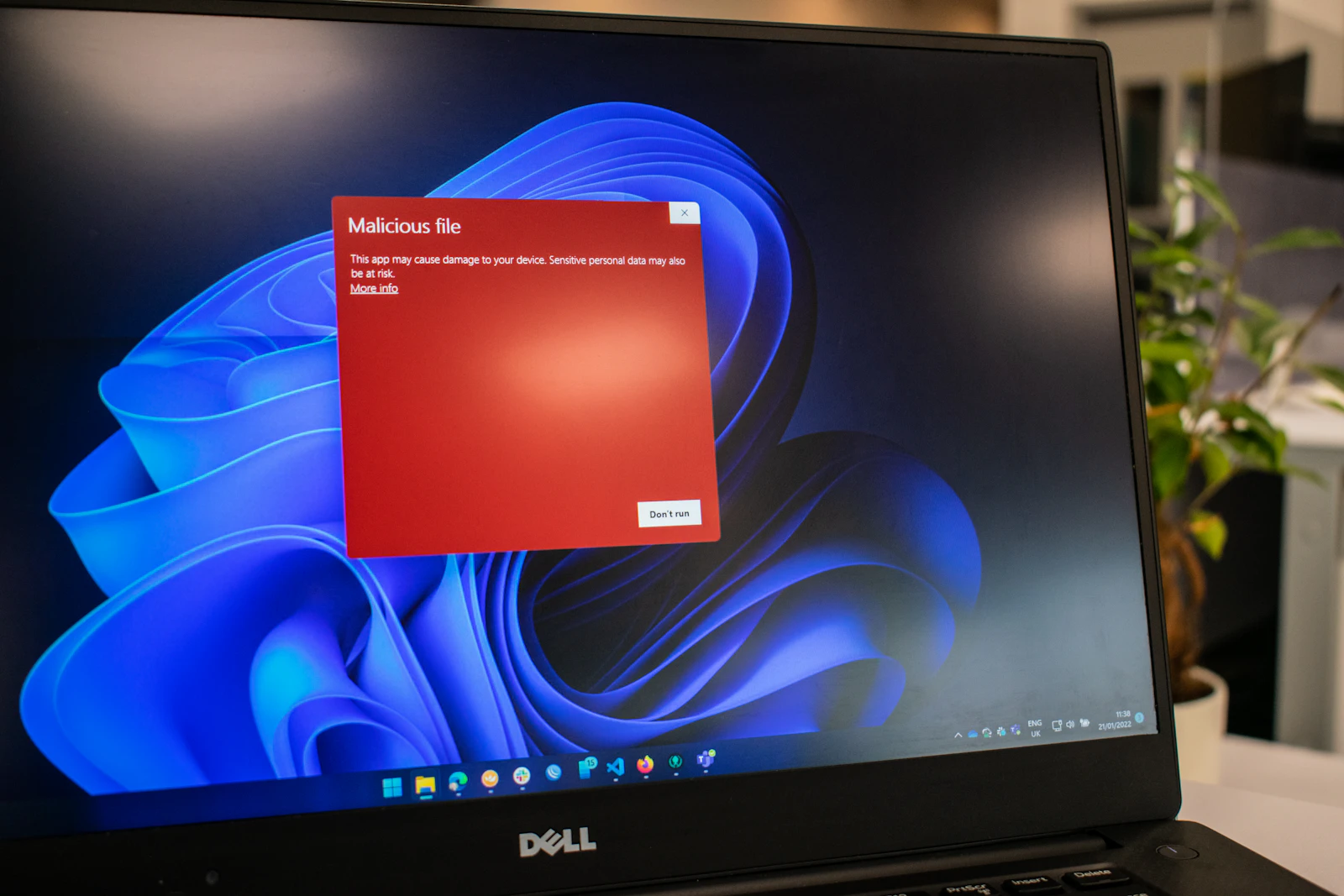 Laptop mit rotem Warnbildschirm – was tun bei einem Cyberangriff?