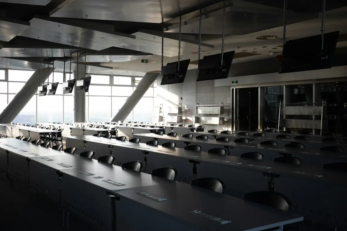 Leere Stuhlreihen in einem modernen Konferenzraum – Schulungsraum für Cybersecurity Awareness