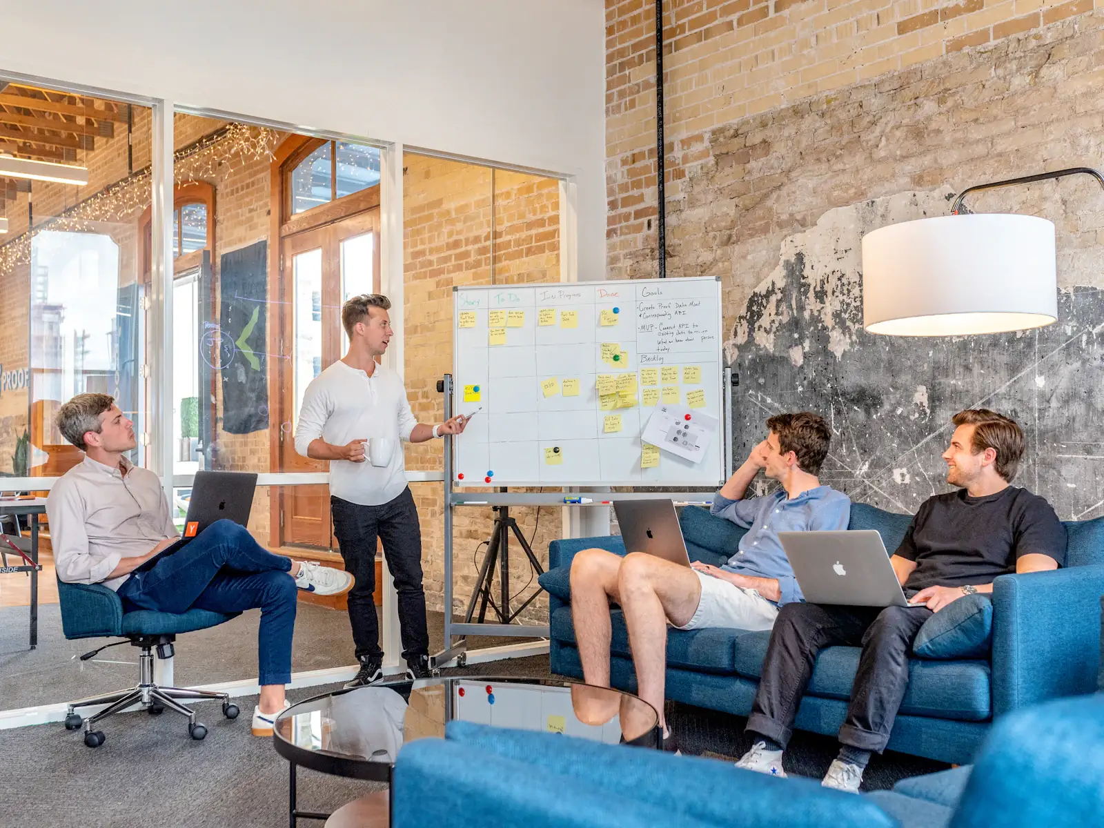 Referent vor einem Whiteboard bei einer Schulung – Cybersecurity Awareness für Mitarbeitende