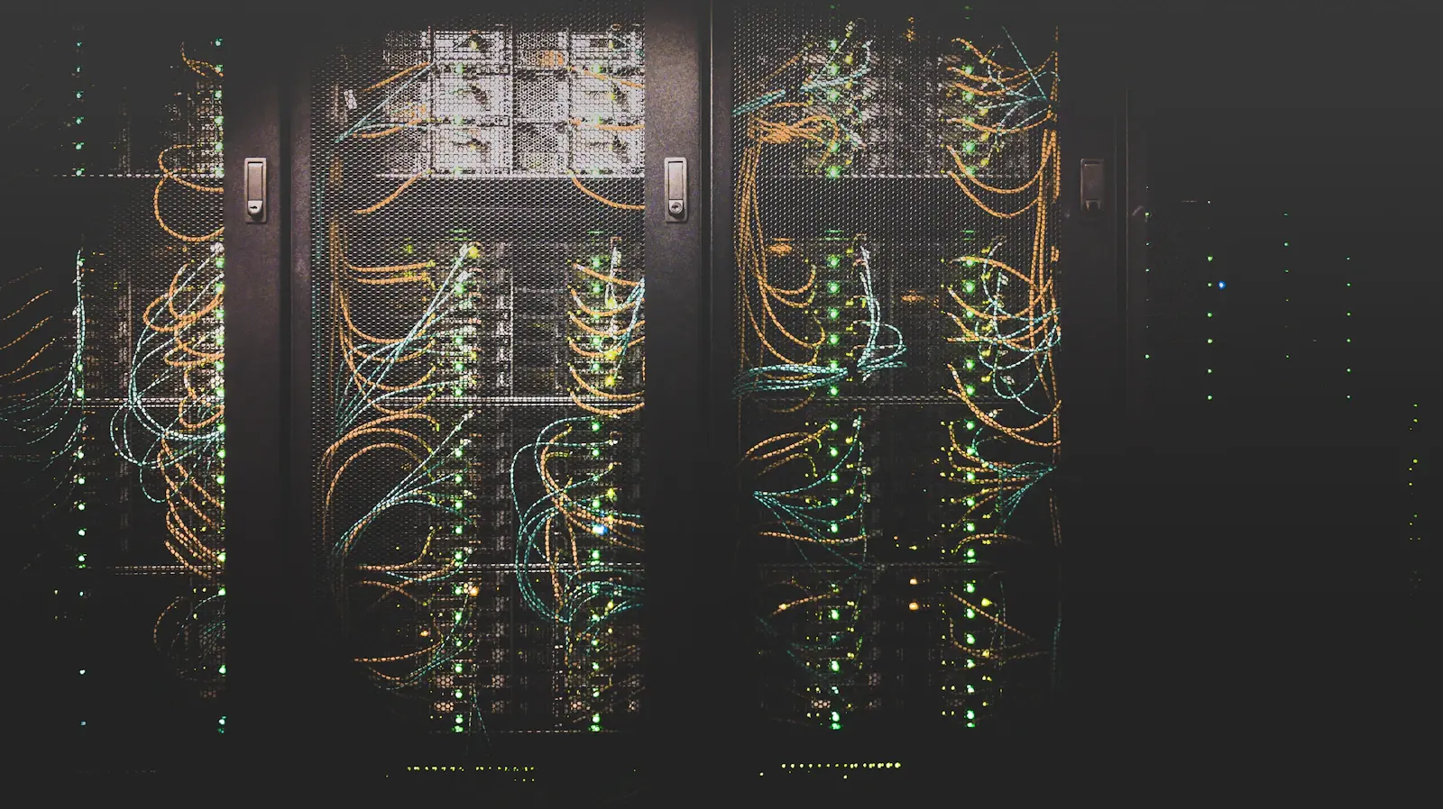 Netzwerkkabel im Serverschrank – Exchange Server 2016 und 2019 am End of Life