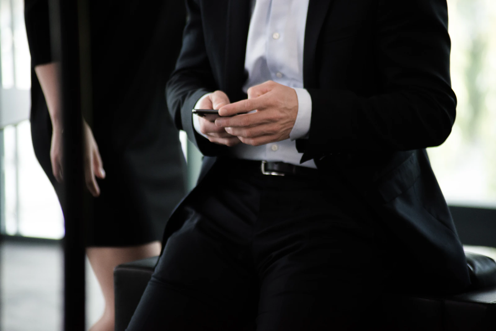 Smartphone in der Hand im Büro – Firmenhandy im Unternehmen einrichten
