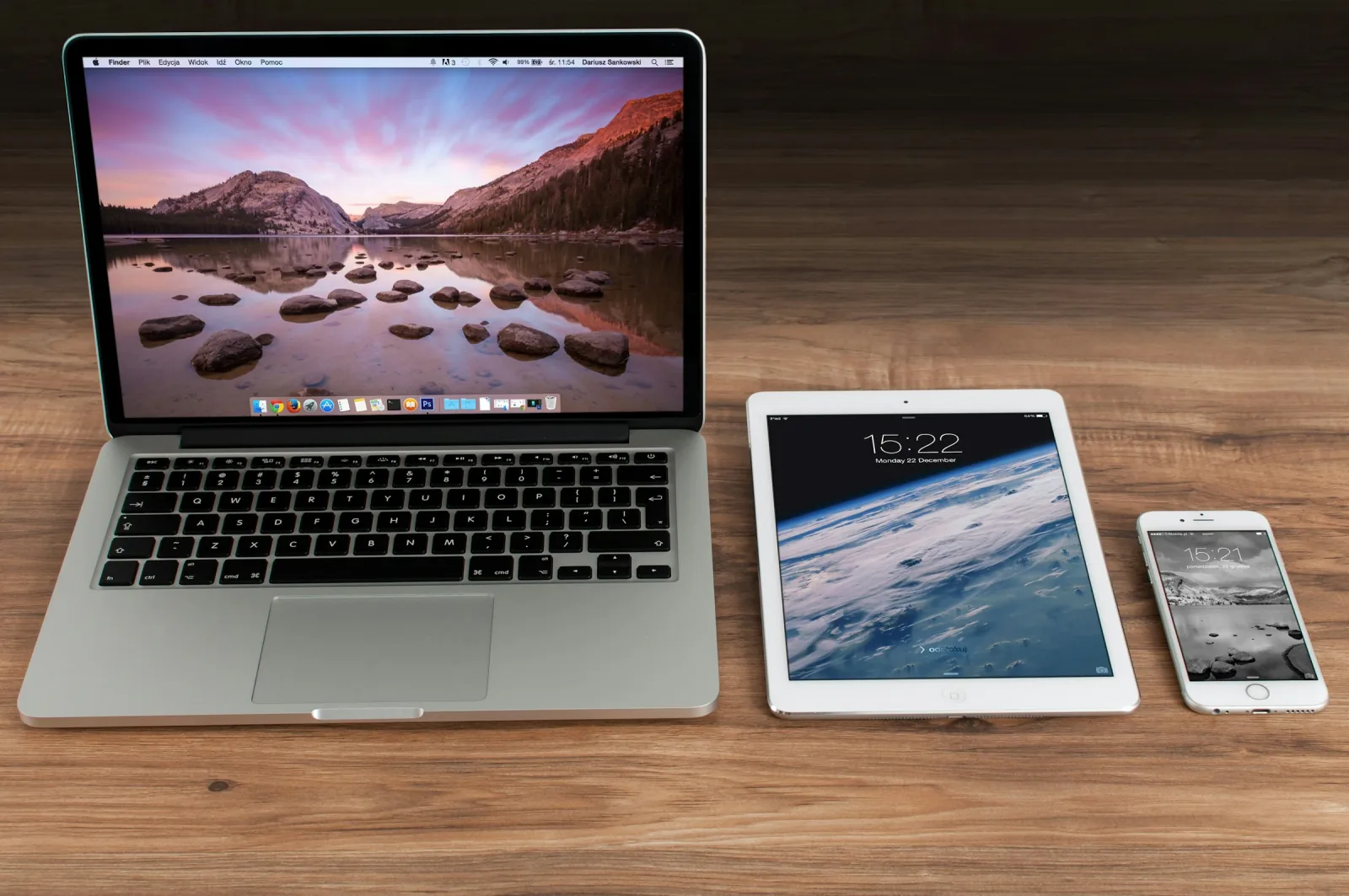 Laptop, Tablet und Smartphone nebeneinander – Geräteverwaltung im KMU über alle Gerätetypen
