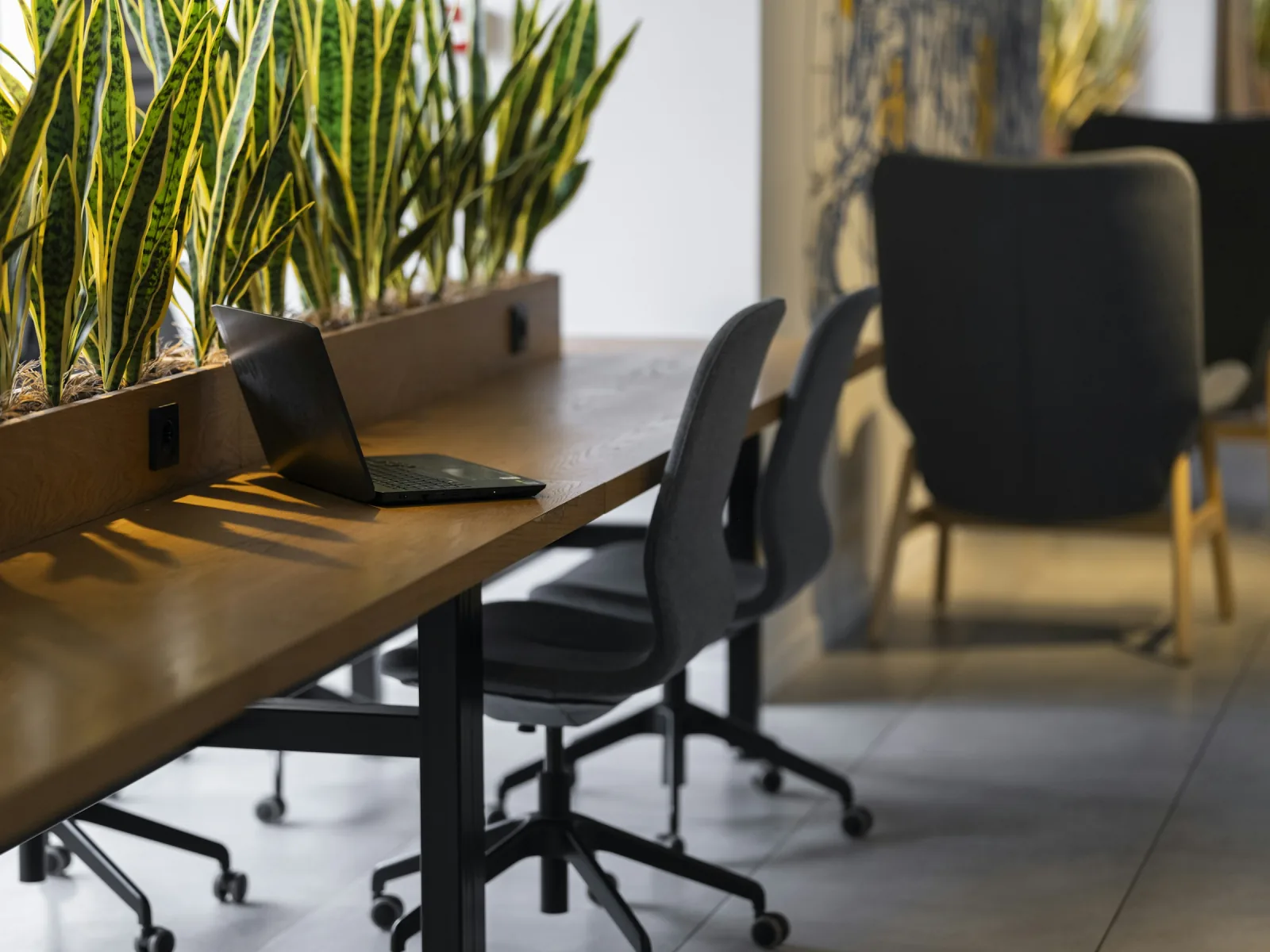 Leerer Arbeitsplatz mit Laptop in einem Büro – Sinnbild für die Entscheidung interne vs. externe IT