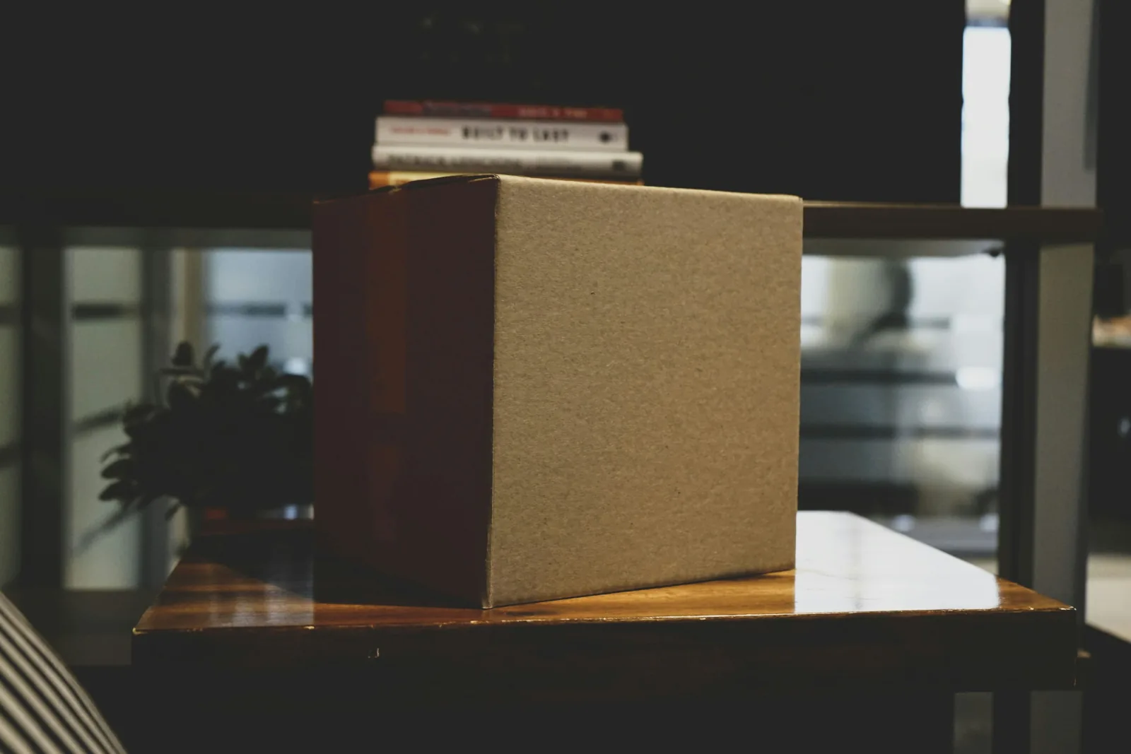 Leerer Umzugskarton auf einem Bürotisch – Sinnbild dafür, den IT-Dienstleister zu wechseln