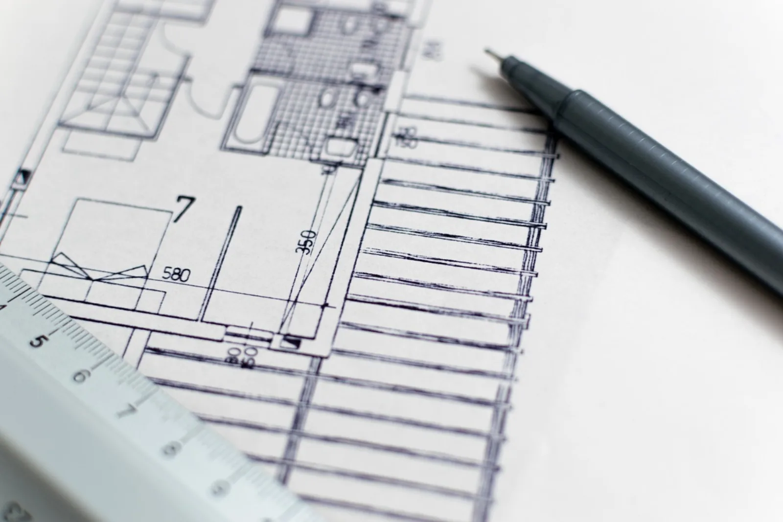 Grundriss mit Bleistift auf dem Tisch als Sinnbild für Software zur IT-Dokumentation