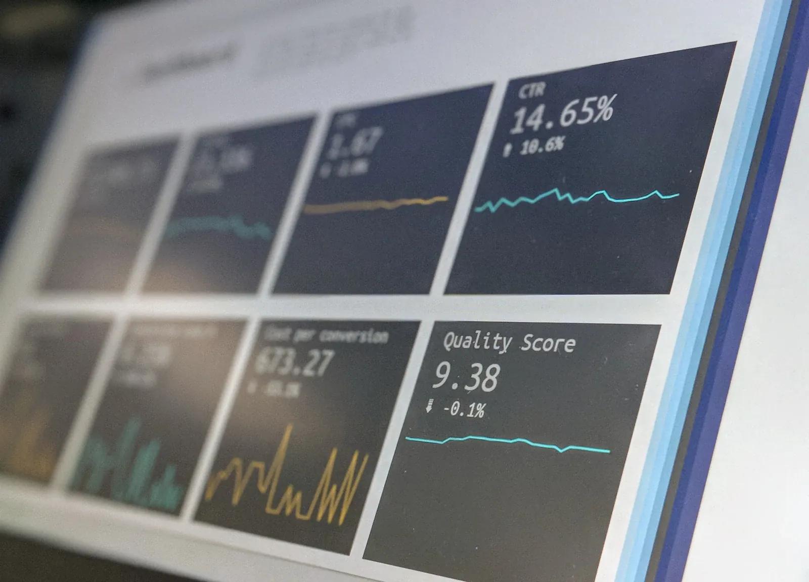 Bildschirm mit Datenvisualisierung und Diagrammen – IT-Monitoring im Mittelstand