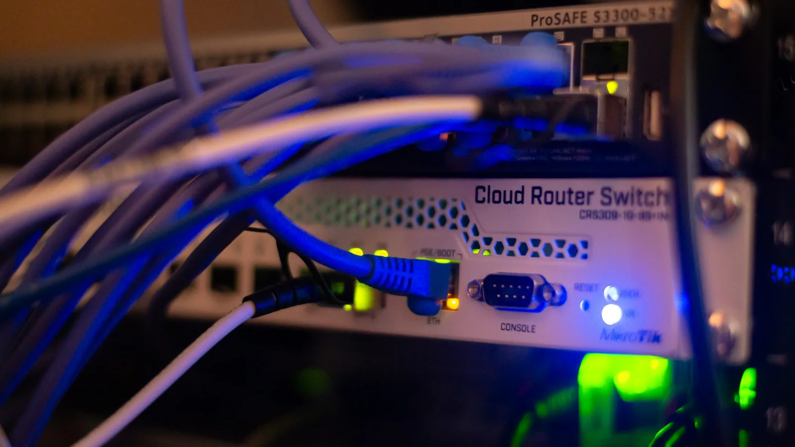 Netzwerk-Switch mit angeschlossenen Patchkabeln – ein IT-Notfallplan legt fest, welche Systeme nach einem Ausfall zuerst wieder laufen