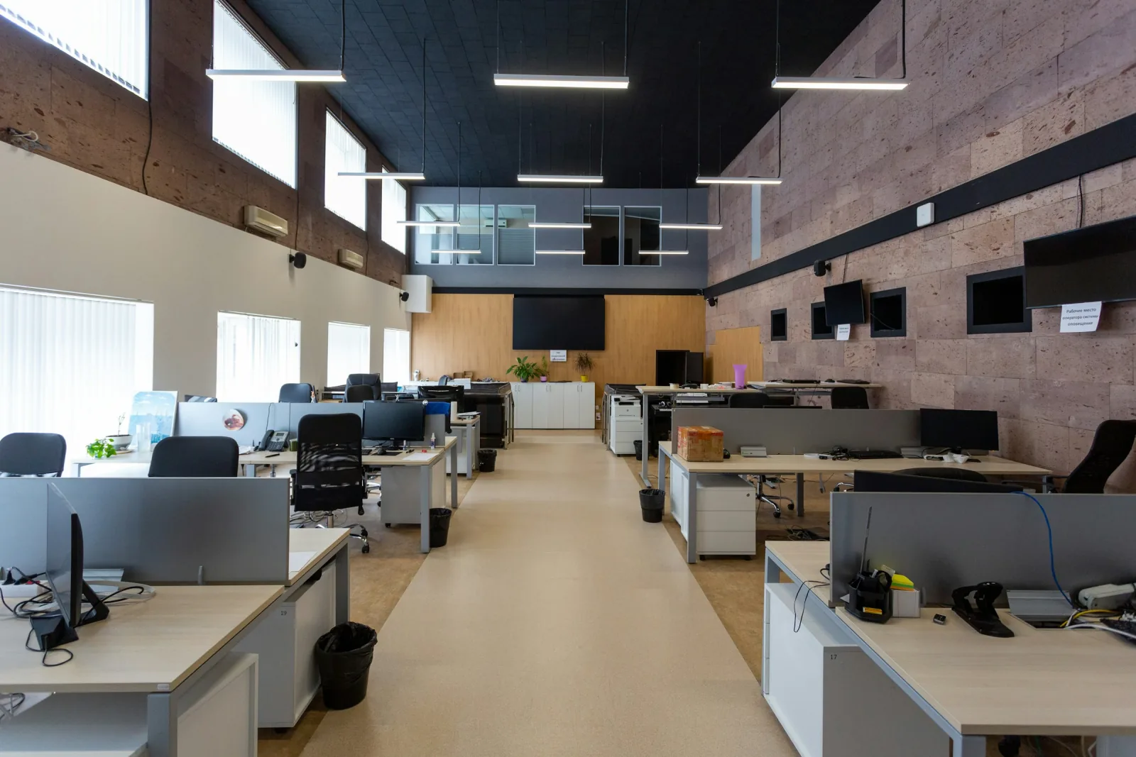 Arbeitsplatz mit Laptop und Headset – Sinnbild für einen externen Service Desk, wenn Unternehmen den IT-Support auslagern