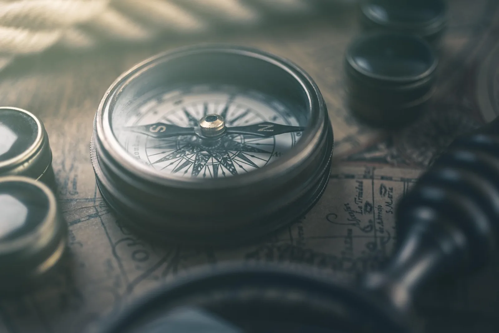 Kompass auf einer Landkarte als Sinnbild für die IT-Trends 2027 im Mittelstand