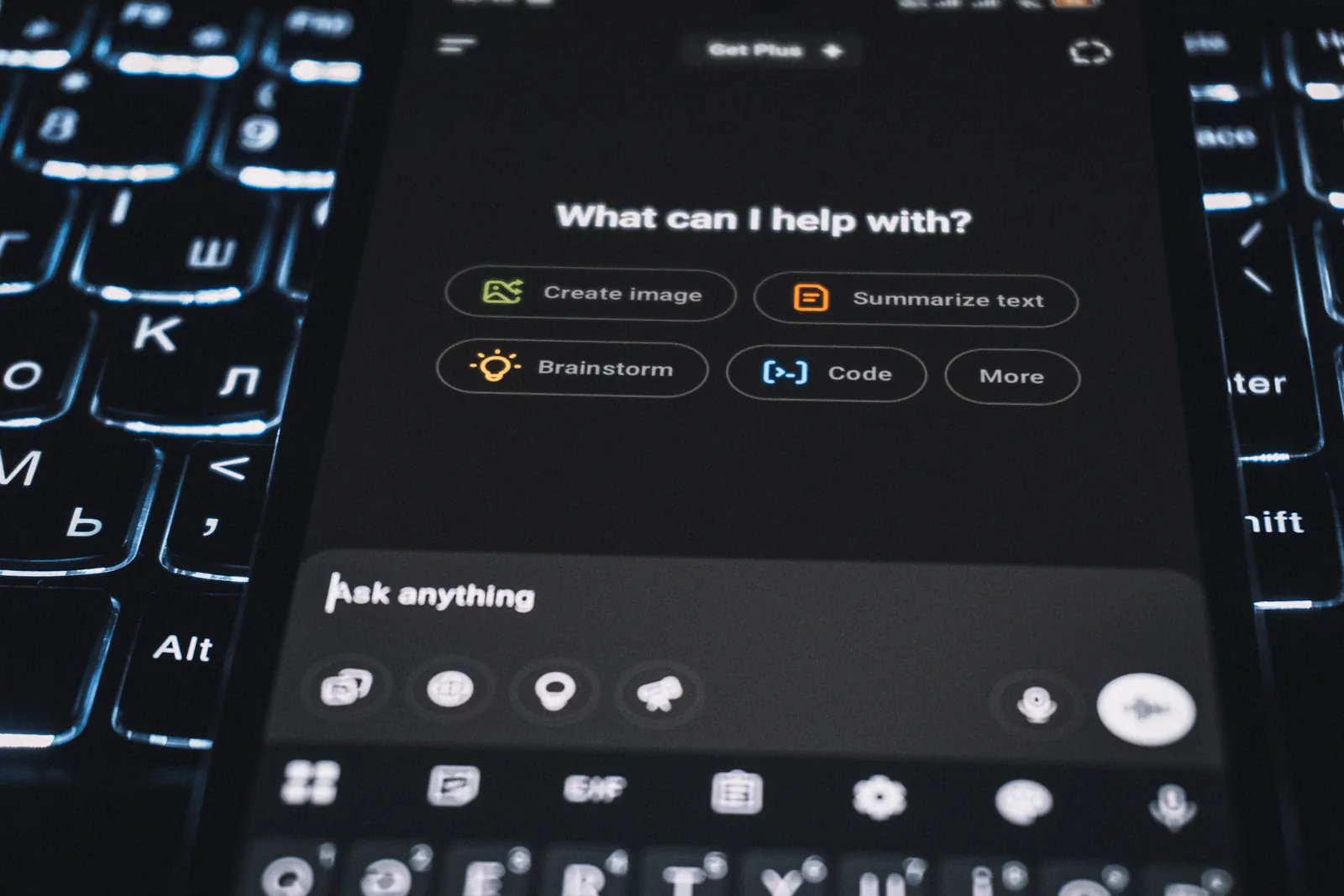 KI-Assistent auf einem Smartphone – künstliche Intelligenz im IT-Support