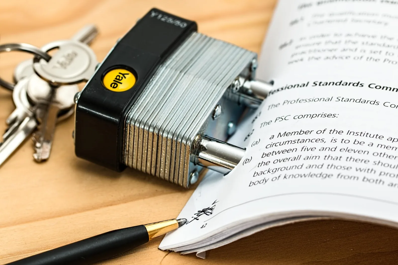 Unterschriebener Vertrag mit Stift – Managed Service Provider und NIS2: Pflichten und Haftung vertraglich regeln