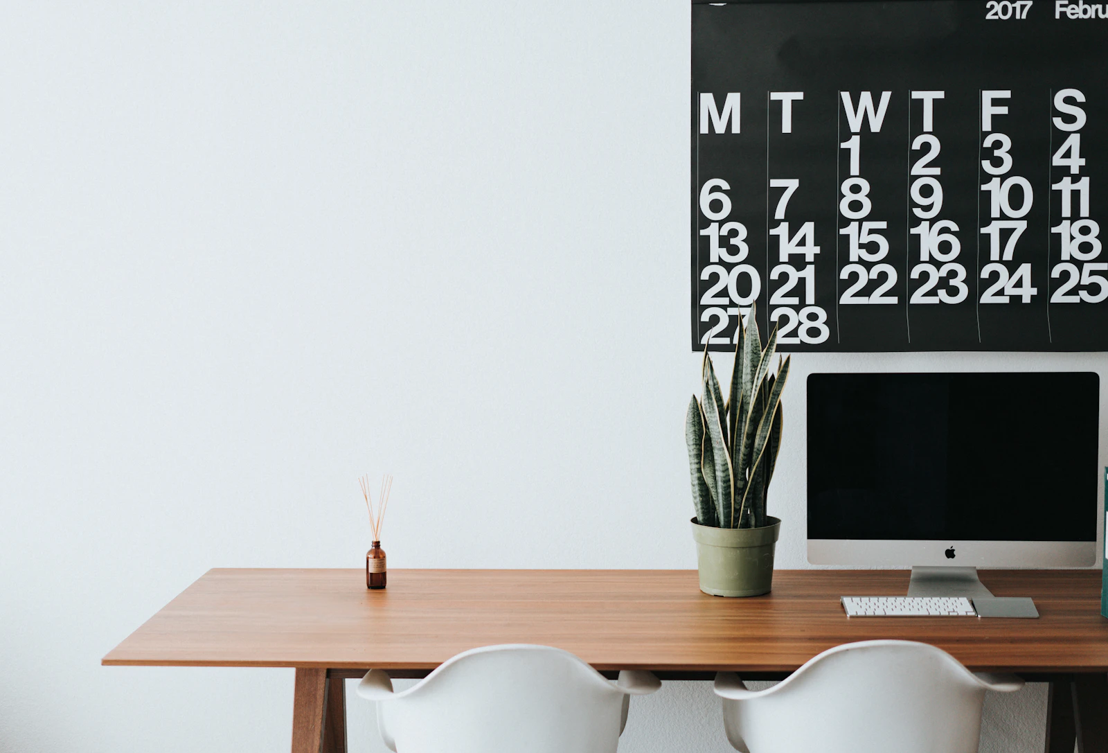 Aufgeräumter Schreibtisch mit Notebook in hellem Büro – Sinnbild für die Microsoft-365-Änderungen im August 2026
