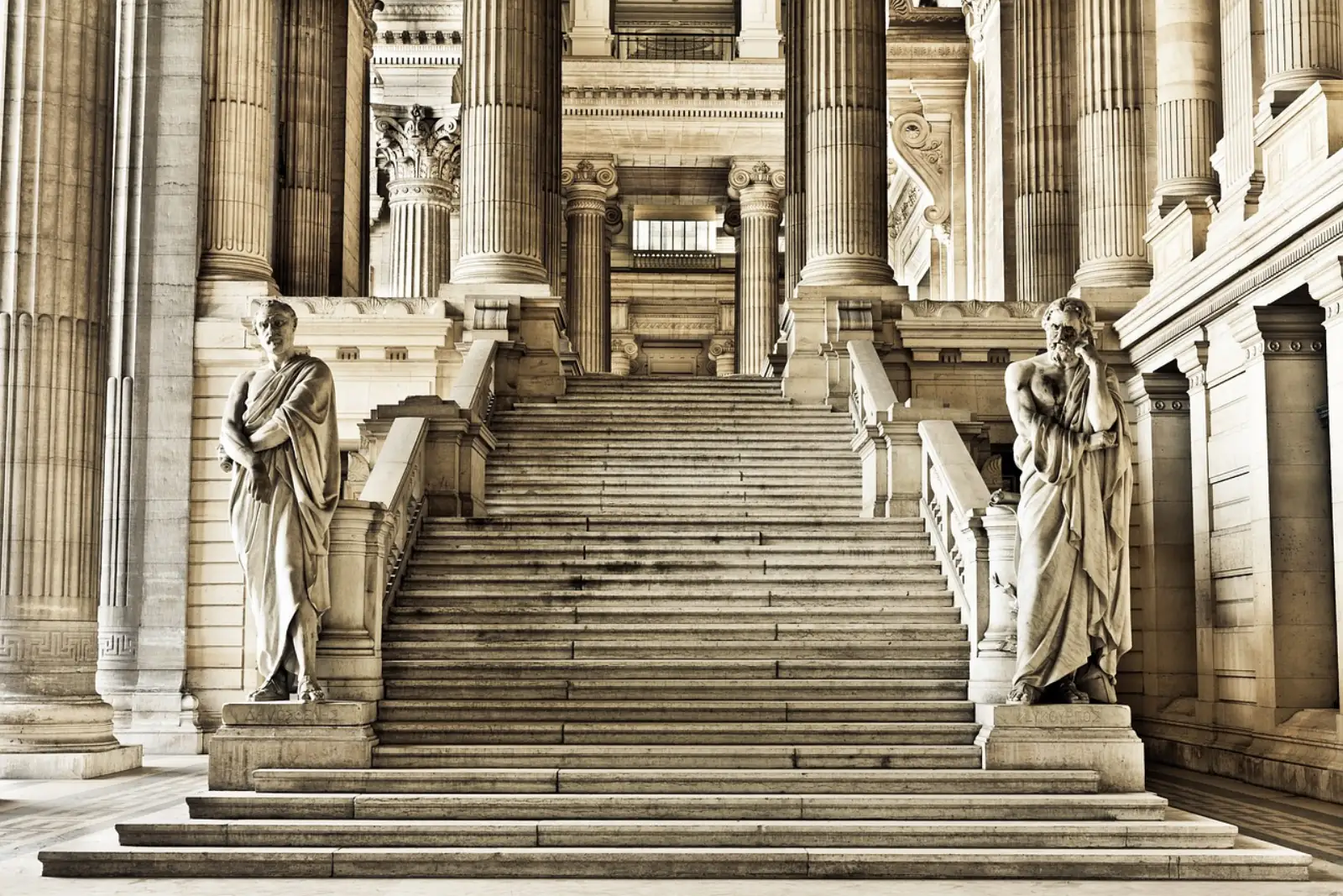 Freitreppe eines klassizistischen Gerichtsgebäudes — Sinnbild für die gesetzlichen NIS2-Pflichten des Mittelstands