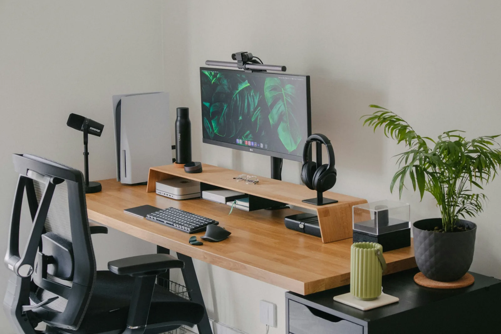 Eingerichteter Arbeitsplatz mit Laptop und Monitor – Ergebnis eines automatisierten Onboardings in Microsoft 365