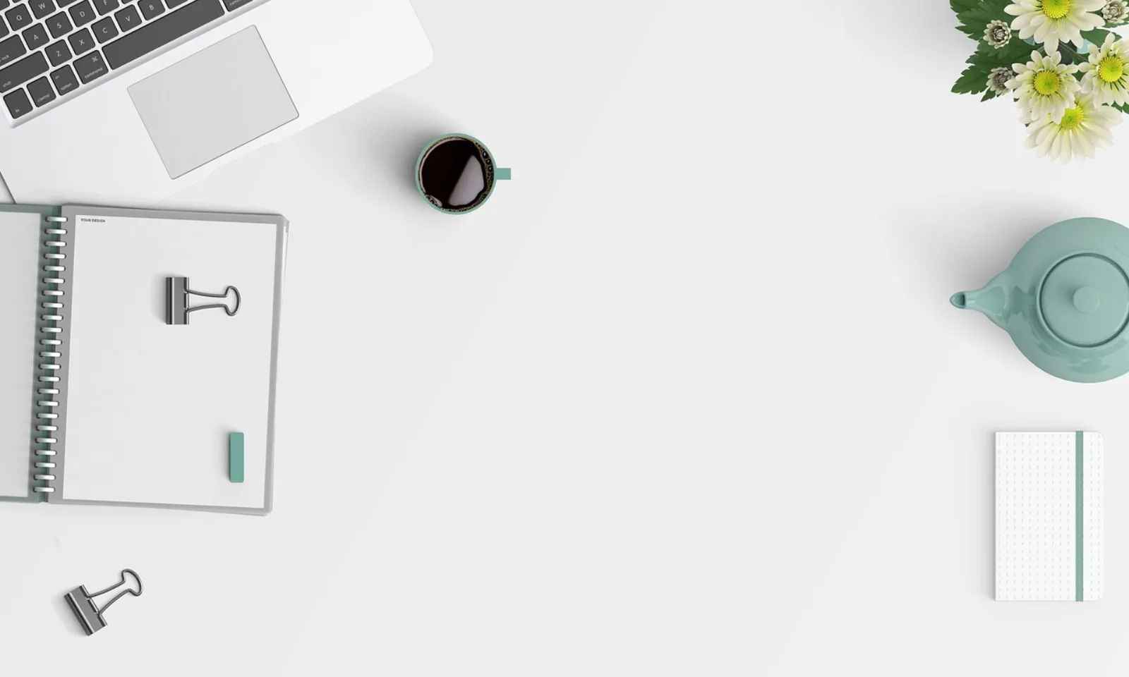 Aufgeräumter Schreibtisch mit Notebook als Sinnbild für ein Self-Service IT-Portal für Standardaufgaben