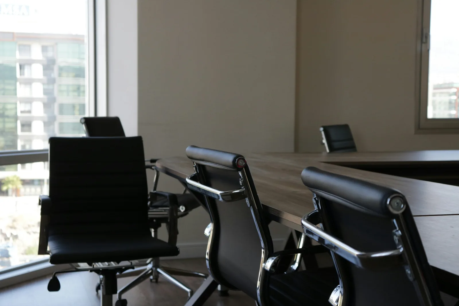 Leerer Arbeitsplatz mit Bürostuhl als Sinnbild für verwaiste Lizenzen nach einem Austritt