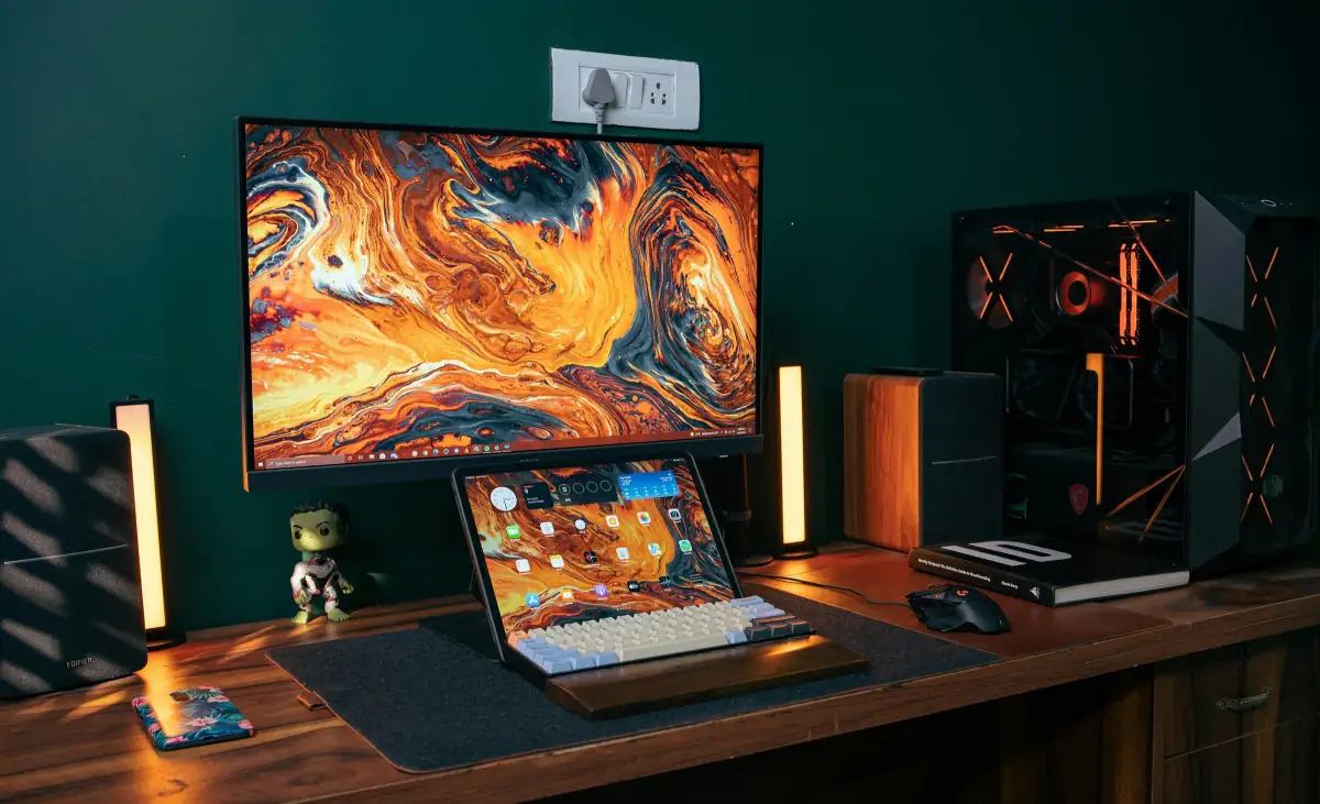 Laptop auf einem aufgeräumten Schreibtisch – ein Arbeitsplatz, den die IT-Abteilung bereitstellt und absichert