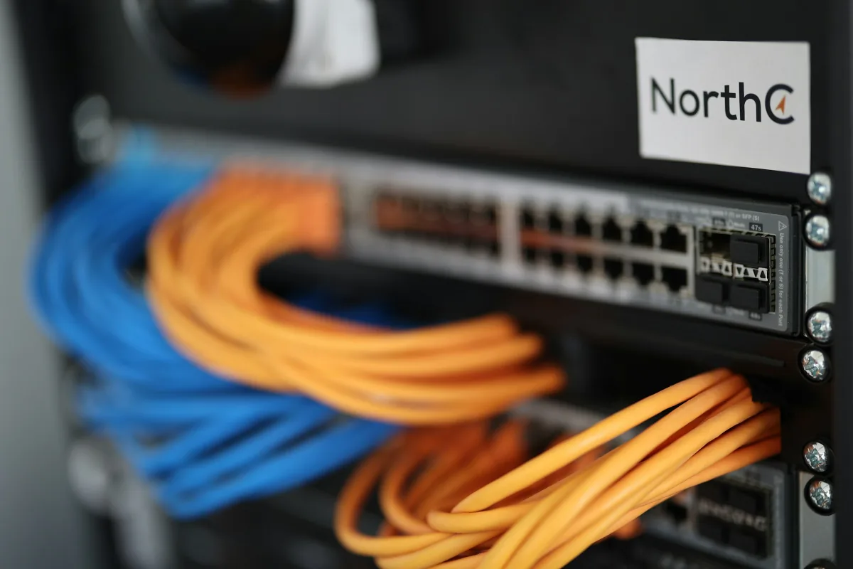 Patchfeld in einem Netzwerkschrank – Sinnbild für die Infrastruktur, die eine IT-Abteilung betreibt