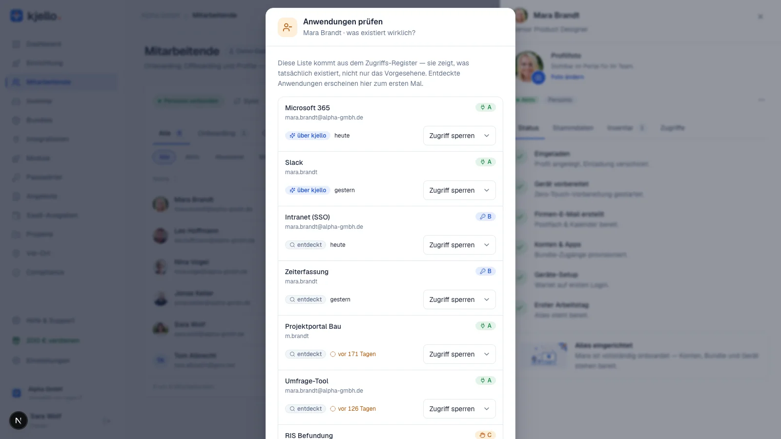 Berechtigungsmanagement beim Austritt: Schritt „Anwendungen prüfen“ im kjello-Portal mit Stufe, Herkunft und Aktion je Anwendung